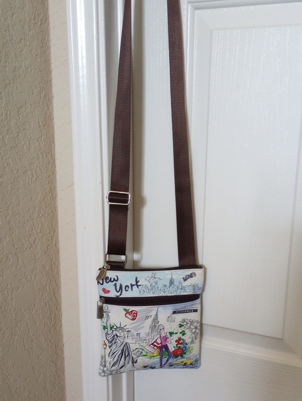 New York Design USA Crossbody Bag - Picture 3 of 8